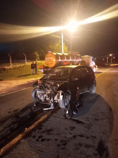 Colisão frontal deixa duas pessoas feridas em Criciúma
