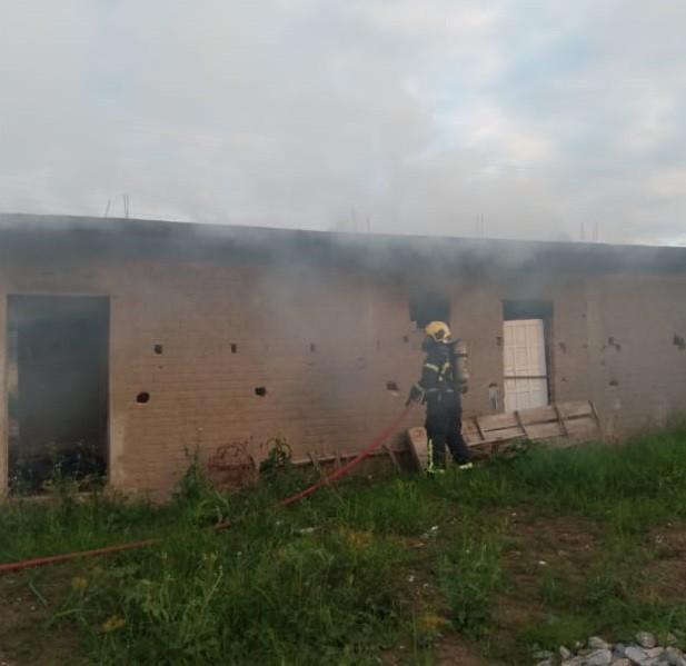 Em Tubarão, incêndio destrói residência em construção