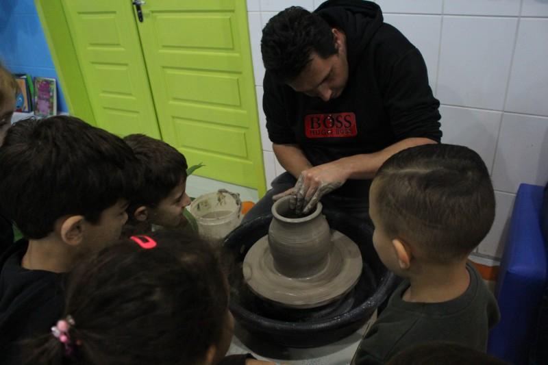 Alunos do Colégio Satc aprendem sobre diversidade com projeto ‘Cerâmica Além da Visão’
