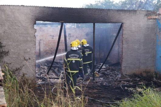 Fogo se espalha por casa abandonada em Criciúma