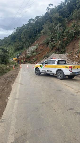Rodovia é bloqueada após queda de barreira em Bom Retiro
