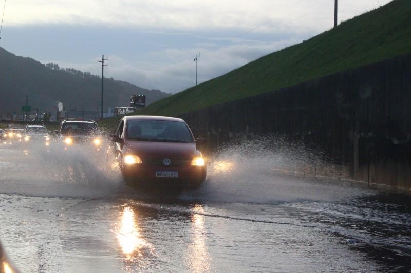 Terça-feira quente e com risco de temporais em Santa Catarina; temperatura deve atingir 35°C no Sul