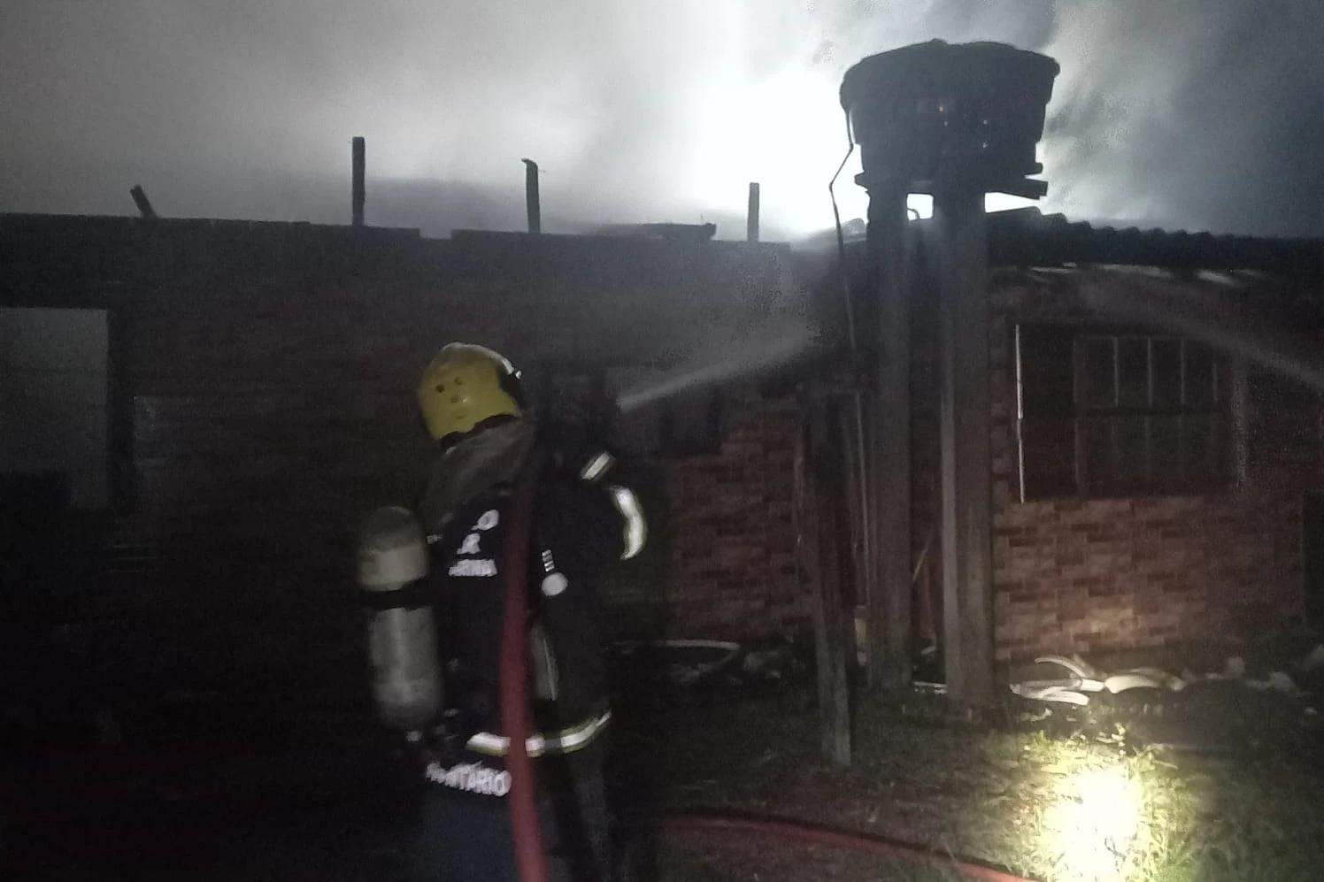 Incêndio destrói edícula em Balneário Rincão