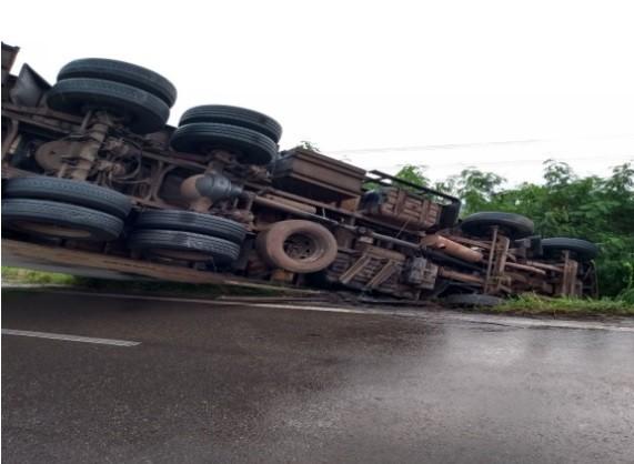 Motorista fica ferido em acidente na BR-101