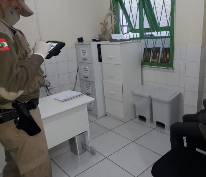 Policiais militares de Criciúma ajudam homem em situação de vulnerabilidade