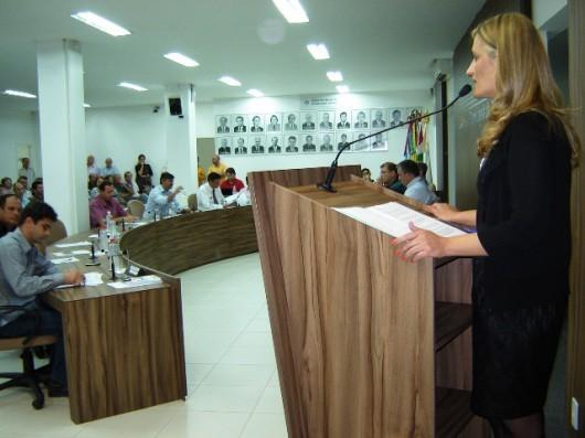 Edna Benedet toma posse no Legislativo de Içara