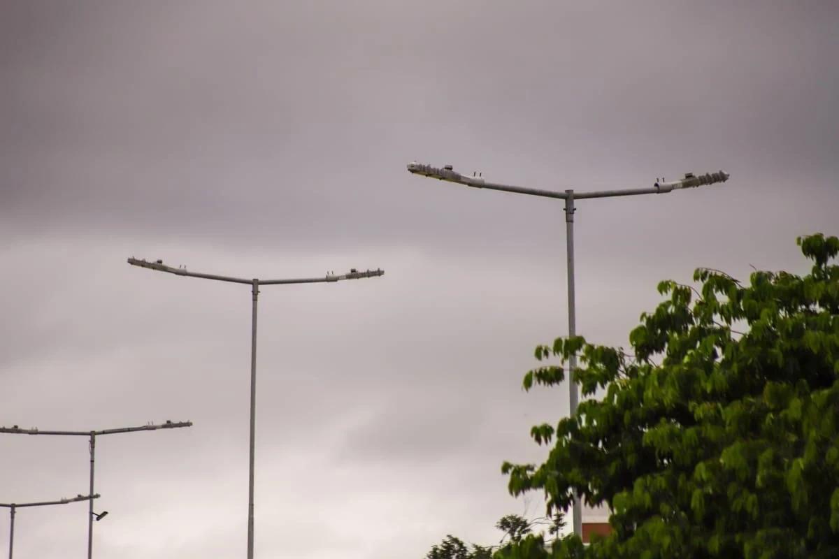 Poste com lâmpada queimada? Projeto busca orientar moradores sobre reclamações em Criciúma