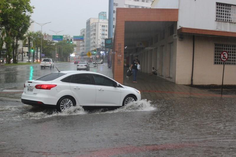 Defesa Civil alerta para risco de temporal nesta quinta-feira