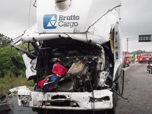 Em acidente na BR-101, vítima fica presa às ferragens de caminhão