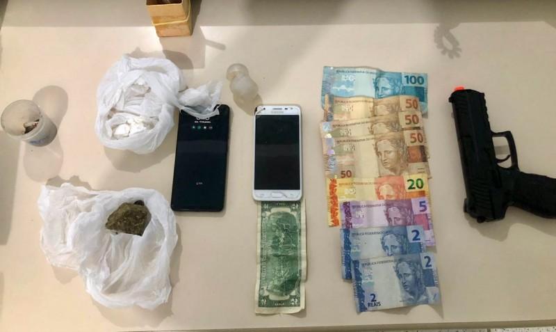 Jovem é preso após ser abordado com maconha, cocaína e simulacro de arma de fogo