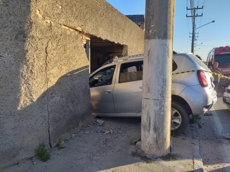 Após colisão, veículo bate em muro na Rodovia Gregório Espíndola