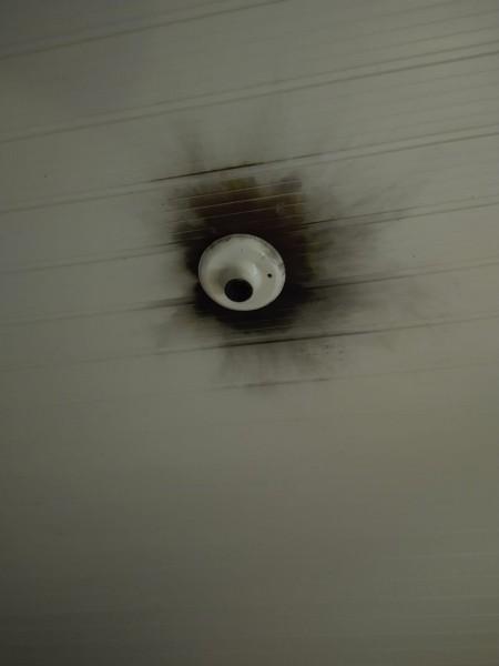 Descarga elétrica causa princípio de incêndio em residência