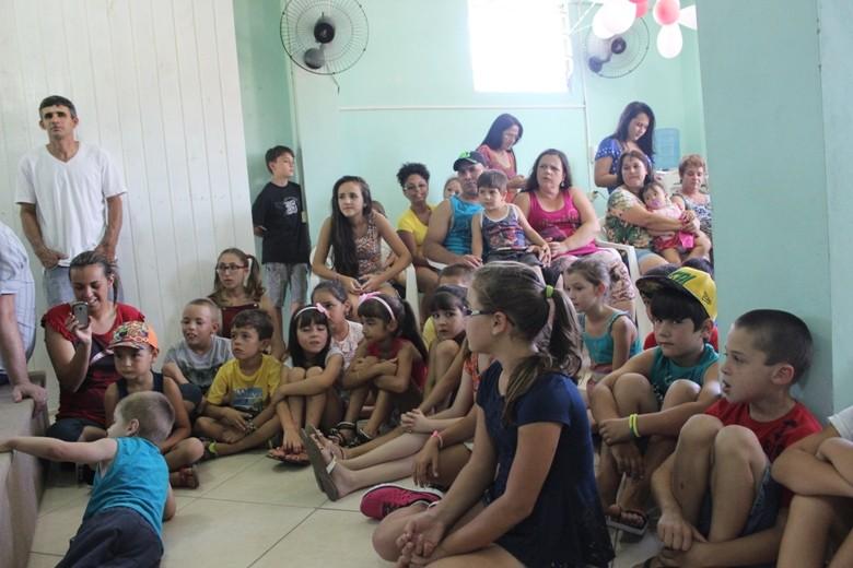 Crianças participam de tarde especial de Natal na comunidade HG