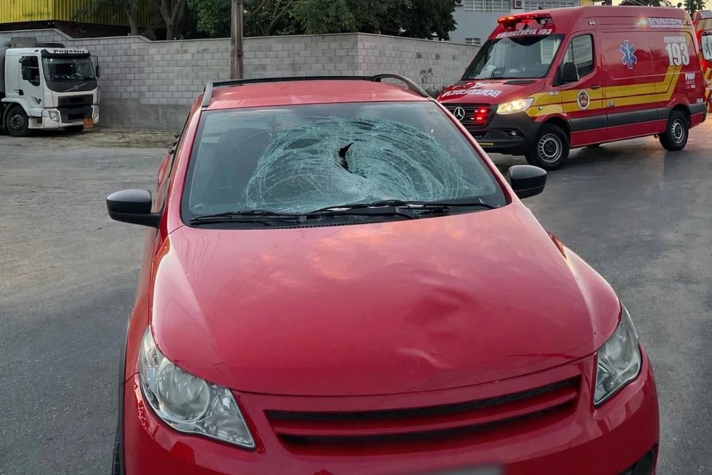 Idosa é hospitalizada após ser atropelada por carro