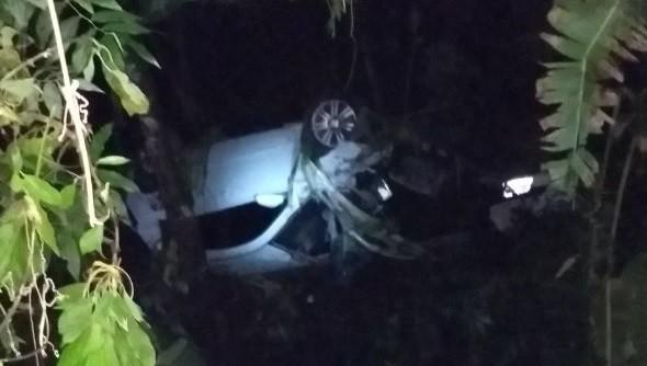 Capotamento deixa duas pessoas em estado grave no Caravaggio