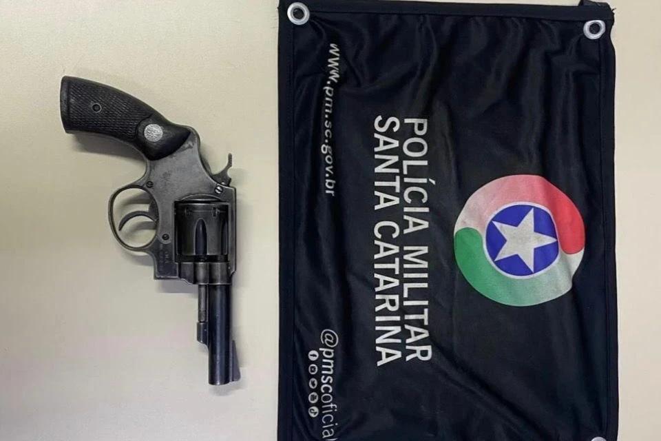 Após tentar despistar policiais, adolescente é flagrado com arma de fogo em Criciúma