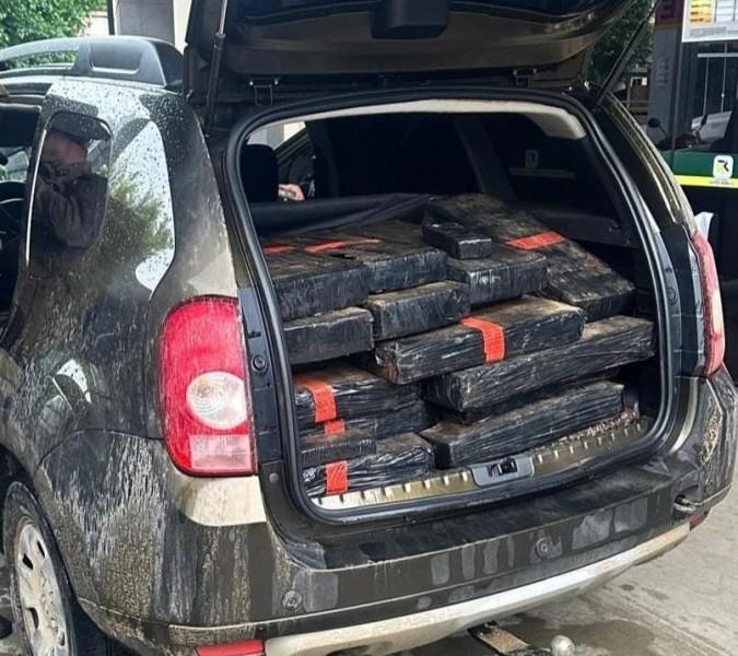 Motorista é preso com 348 quilos de maconha em veículo adulterado com placas de Criciúma