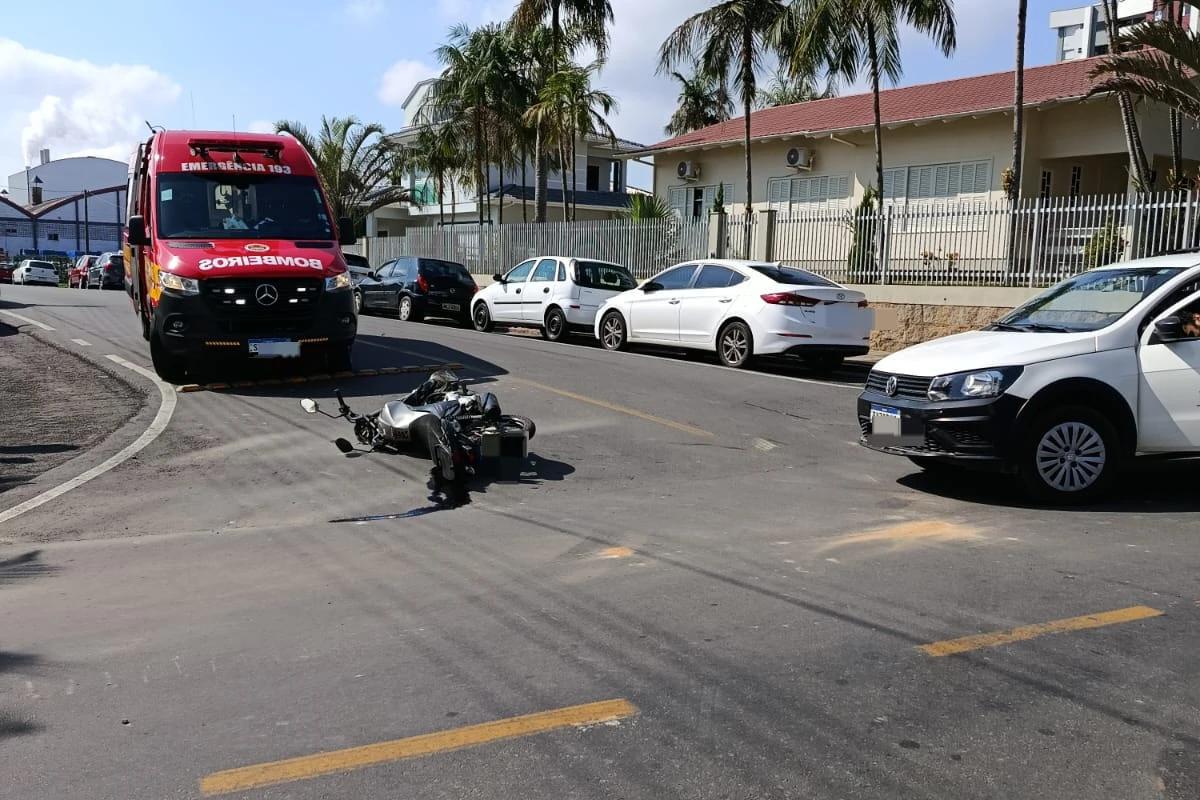 Acidente entre moto e carro deixa idoso ferido em Morro da Fumaça