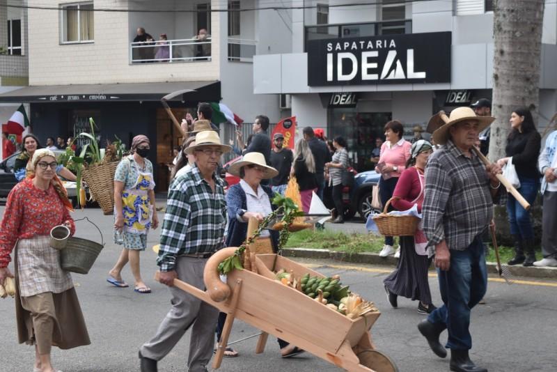 131 anos de imigração italiana: desfile típico e Tombo da Polenta levam alegria para Siderópolis