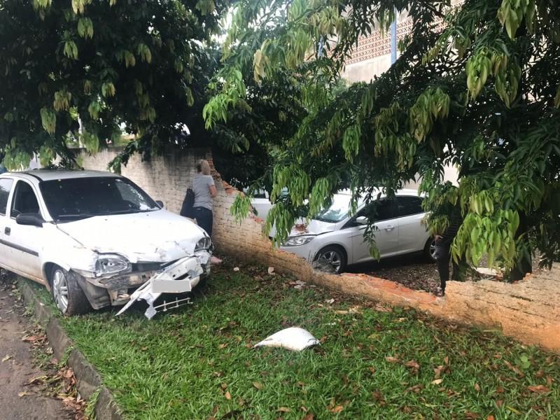 Homem furta carro e colide em muro de escola em Criciúma
