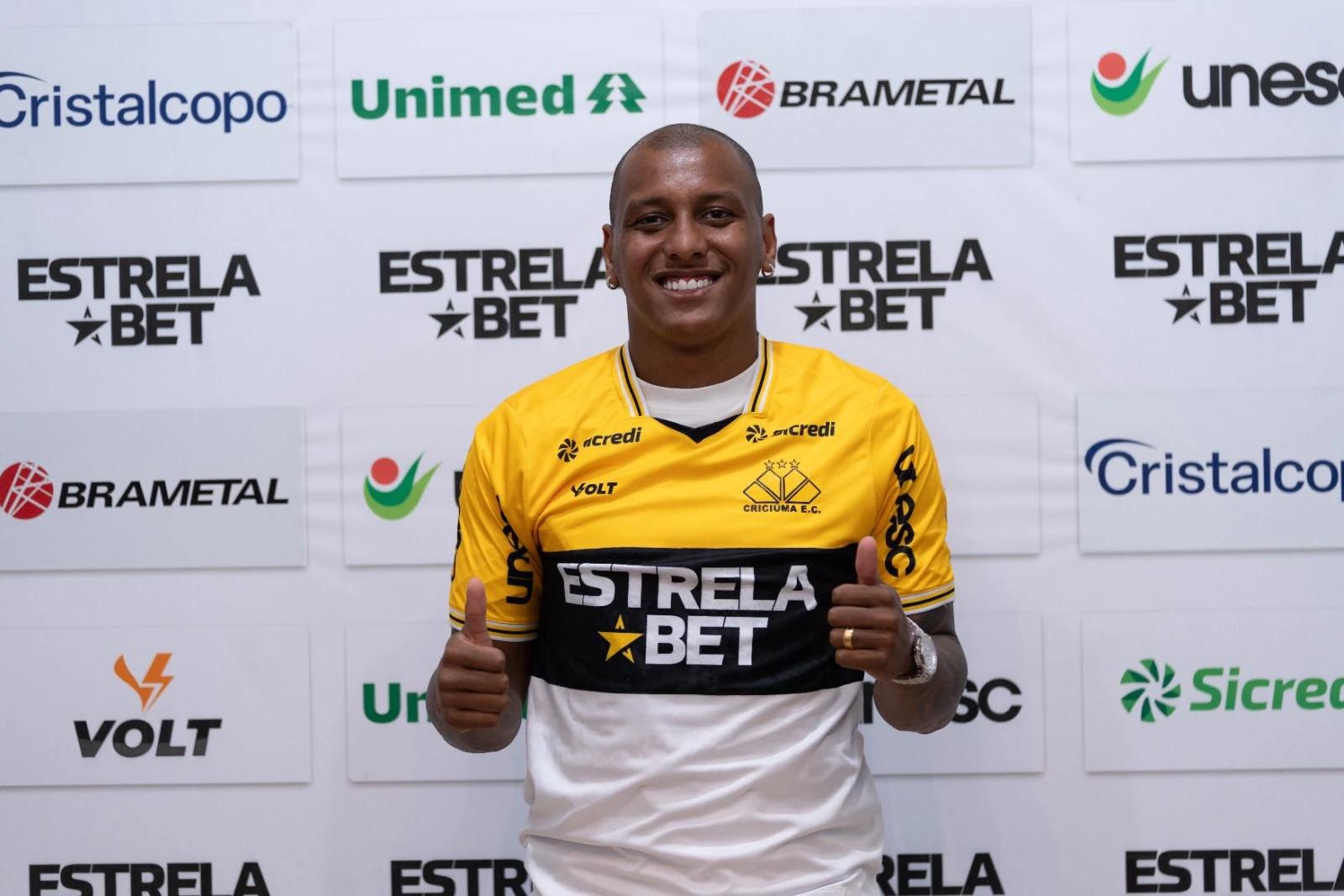 Zagueiro Luizão é apresentado pelo Criciúma e fala sobre estreia e experiência na Europa