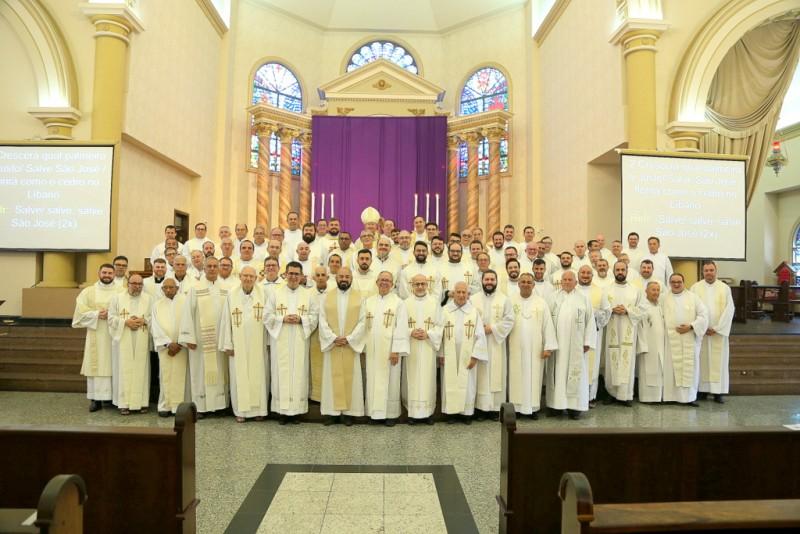 Clero da Diocese de Criciúma se reúne durante Missa dos Santos Óleos