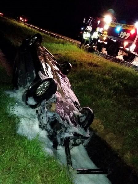 Carro capota após saída de pista na BR-101
