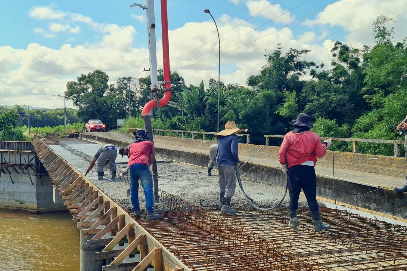 Concretagem marca nova etapa da duplicação da ponte do Rio Jordão Baixo