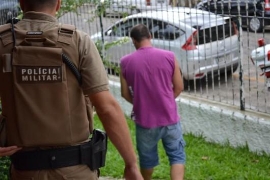 Abordagem policial apreende carro clonado e crack