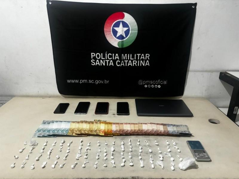 Seis pessoas são presas e um adolescente apreendido após denúncia de tráfico em São João do Sul
