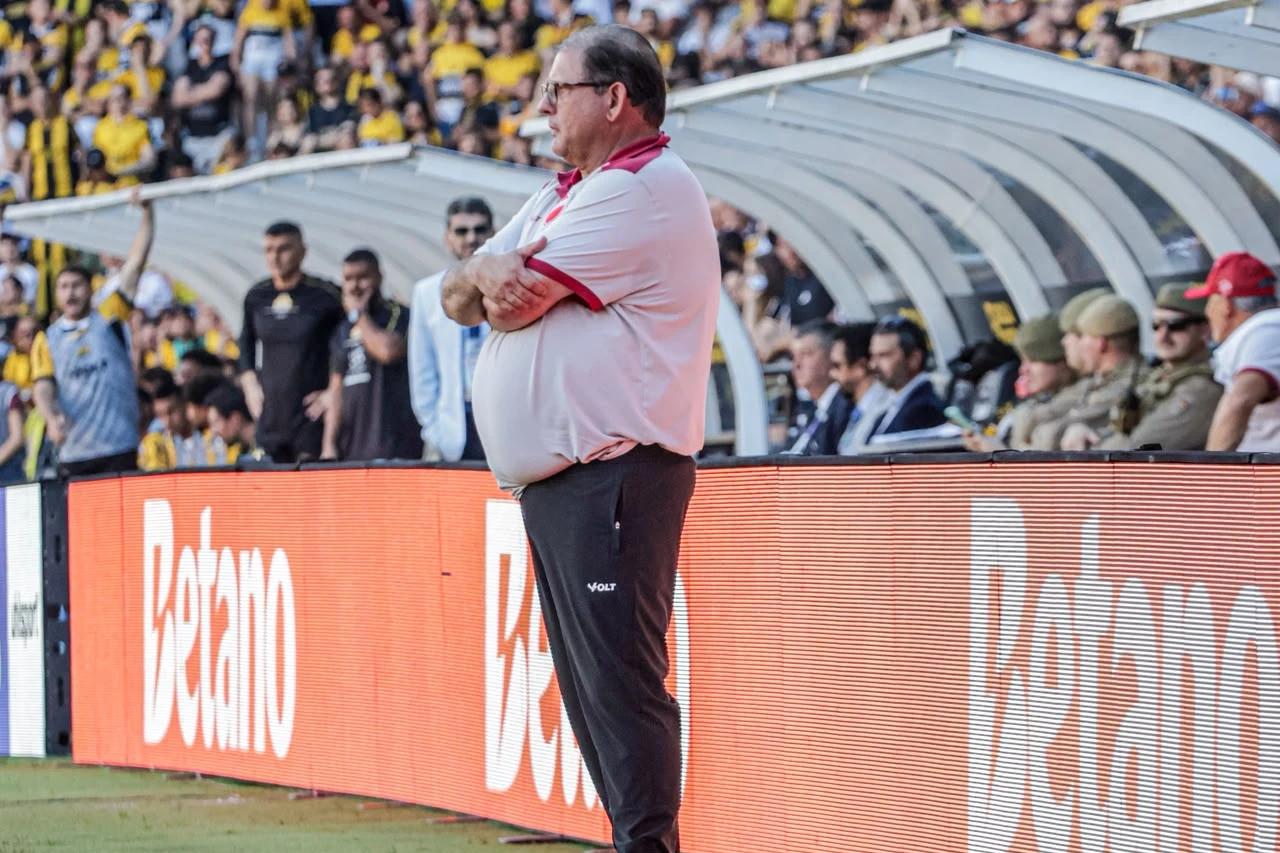 Guto Ferreira analisa derrota para o Criciúma e afirma: "Série B não é um momento, a Série B é um todo"