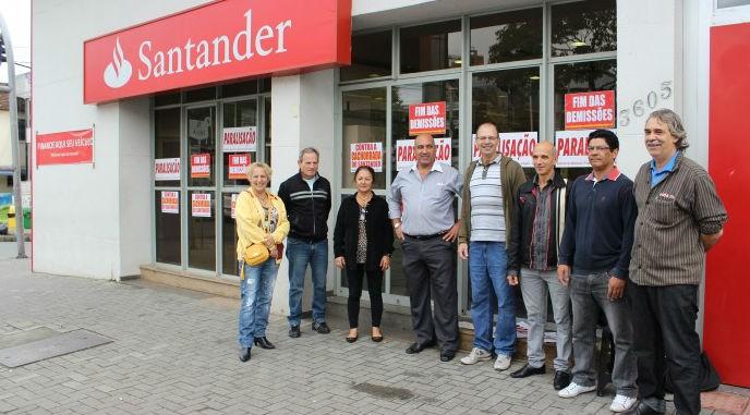 Contra demissões, Sindicato dos Bancários fecha agência do Santander