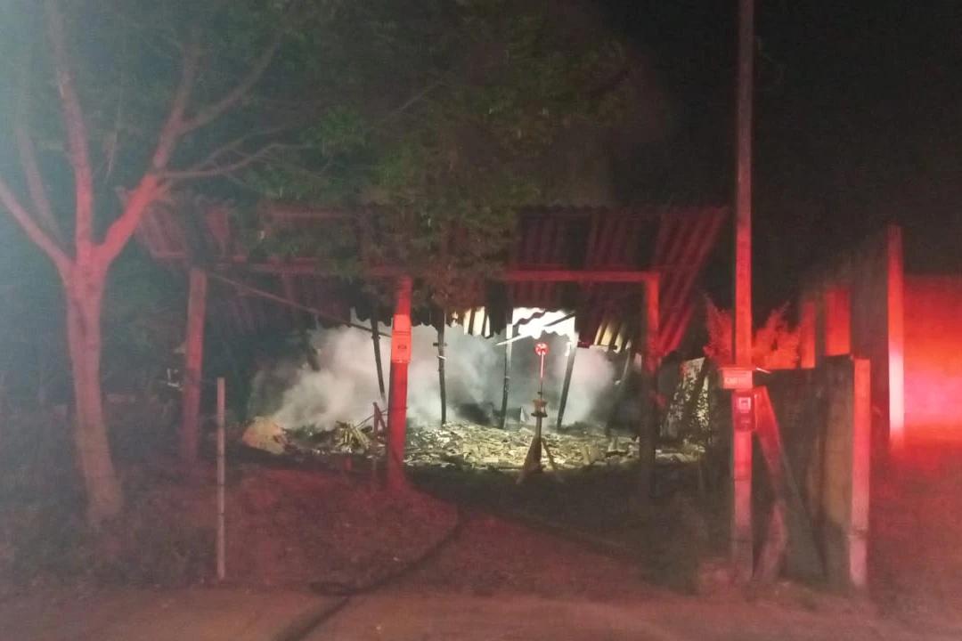 Morador sofre queimaduras durante incêndio em residência