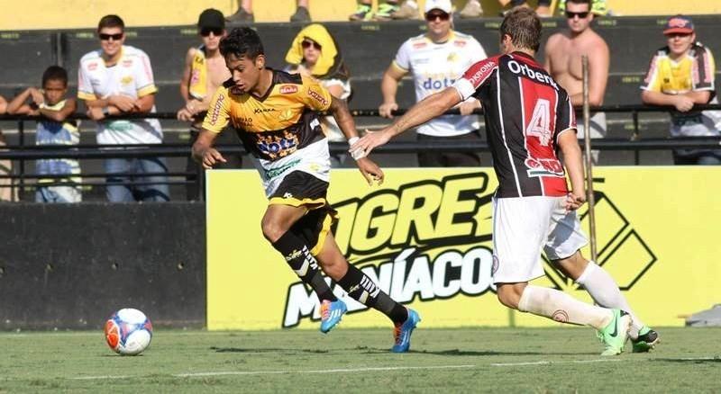 Tigre empata e torcida se revolta com arbitragem (vídeo)