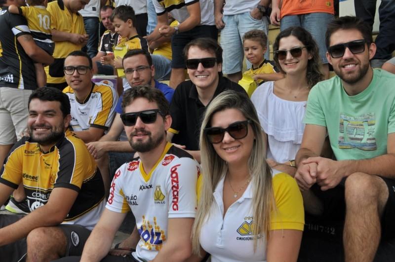Torcedores atrasam o almoço de domingo para ver o Tigre em campo
