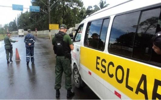 Três vans escolares são retiradas de circulação