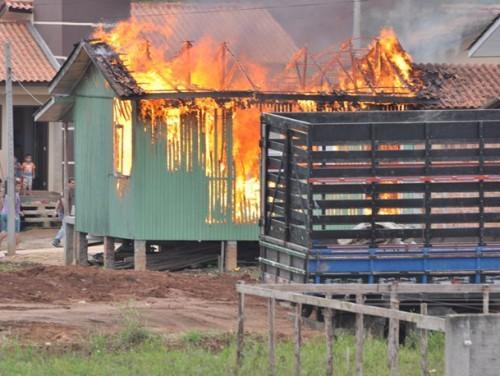 Casa pega fogo no bairro Demboski