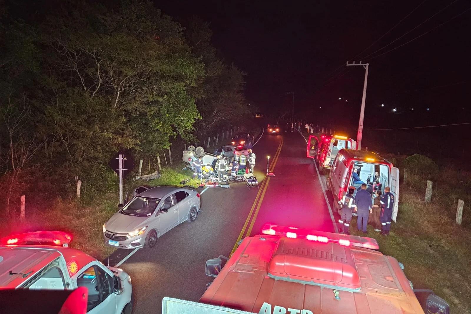 Adolescente fica em estado grave após colisão seguida de capotamento
