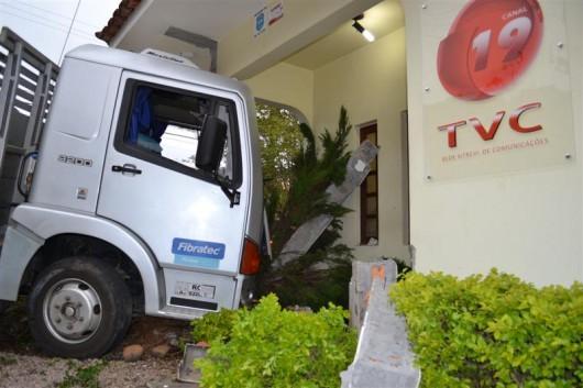 Caminhão colide contra sede do Canal 19 no Morro Cechinel