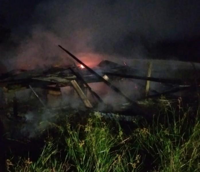 Imóvel abandonado é atingido por incêndio em Balneário Arroio do Silva