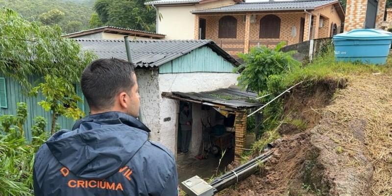 Deslizamento de terra derruba poste no bairro São Simão
