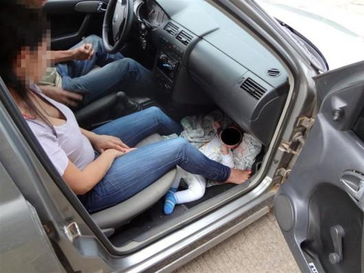 PRF flagra bebê transportado nos pés de passageira de carro