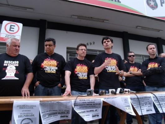 Policiais civis e delegados iniciam manifestação