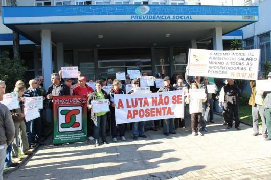Aposentados e pensionistas protestam em frente à Previdência Social