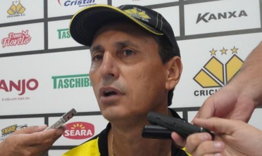 Comelli faz mistério e não revela time titular para o clássico