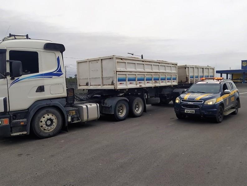 Mais de 20 toneladas de excesso são flagradas em bitrem na BR-101 em Araranguá