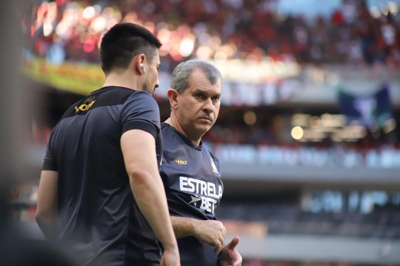 Arbitragem e segunda bola em campo: Tencati reclama sobre decisões em campo