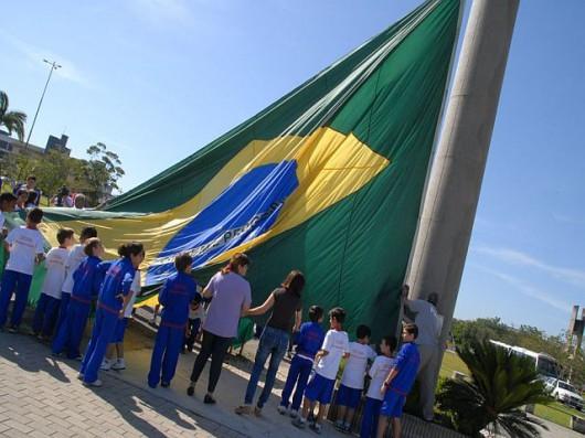 Crianças participam de homenagem ao Dia da Bandeira