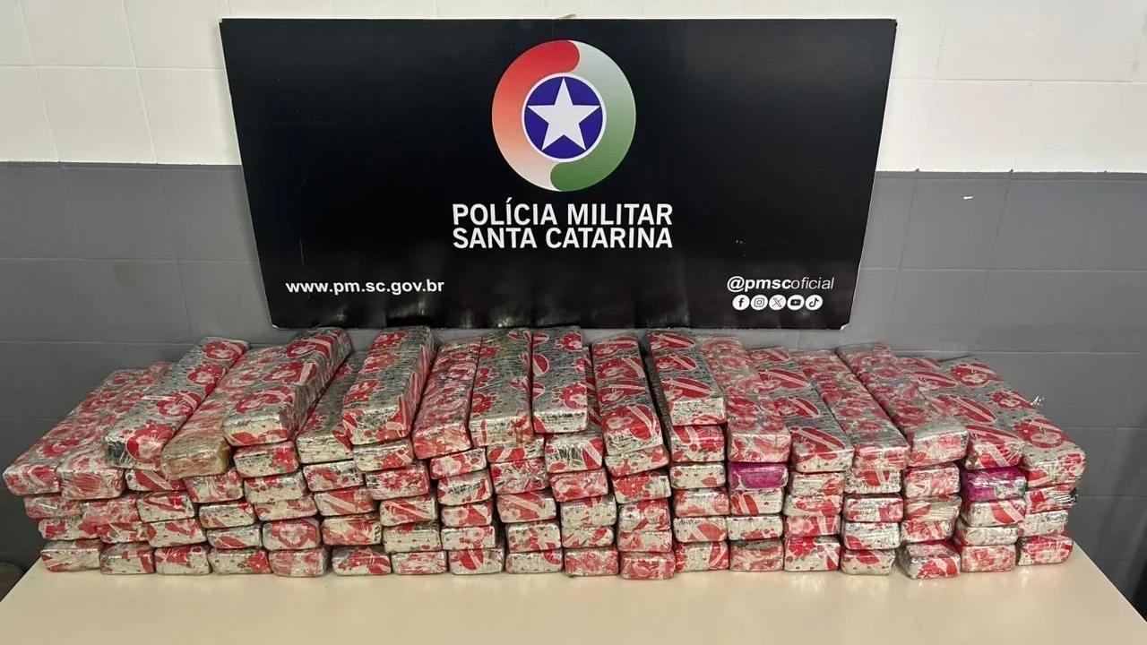 Motorista foge e abandona carro com quase 80 quilos de maconha em Criciúma