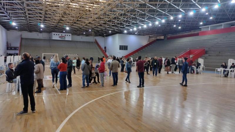 Com filas para votação, eleição do Conselho Tutelar acontece em Criciúma